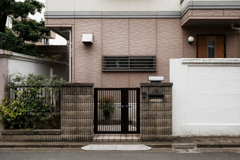 5 Desain Rumah Pintu Samping Modern dan Fungsional Tahun 2024