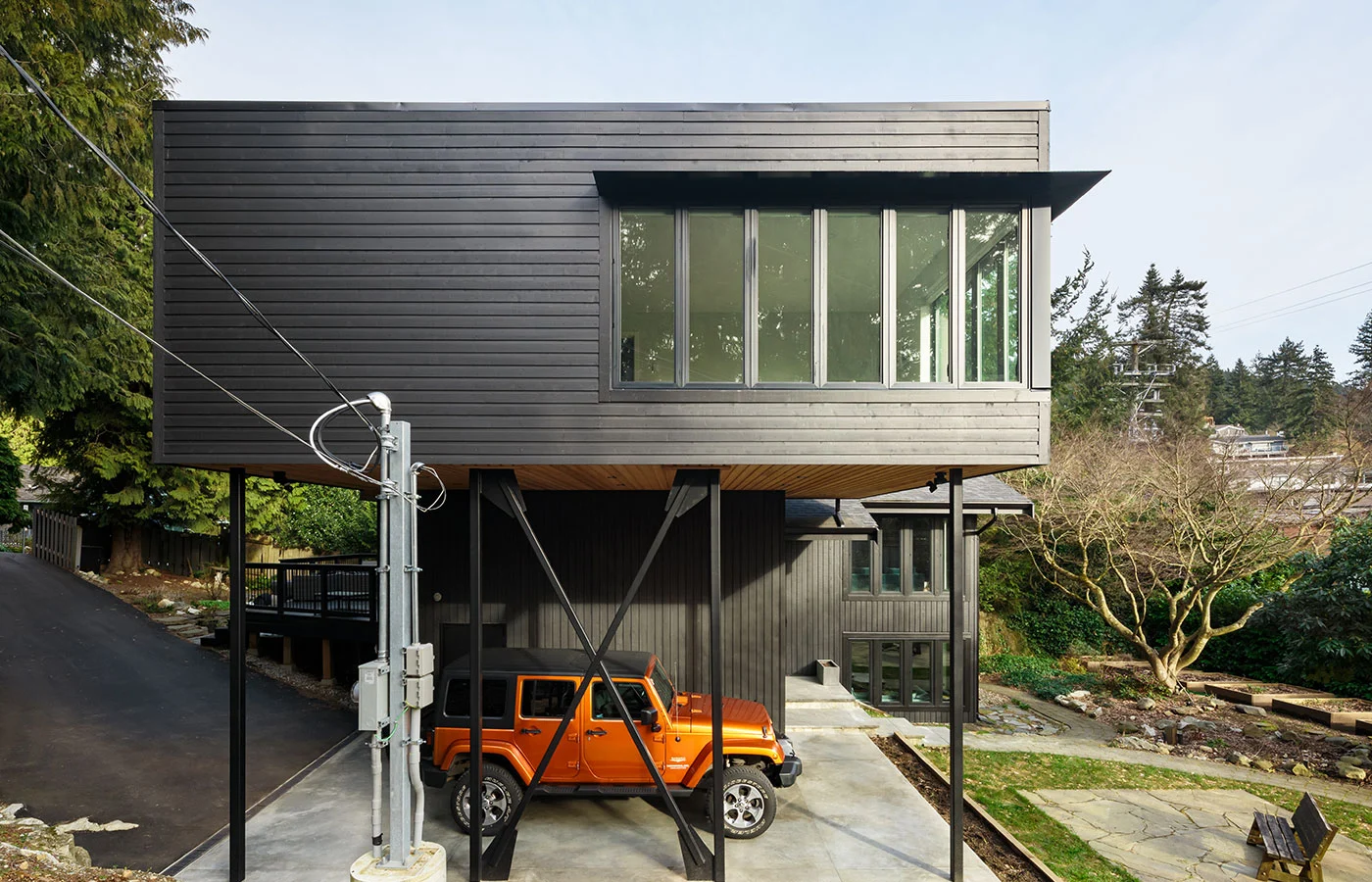 Model Tiang Baja Hitam